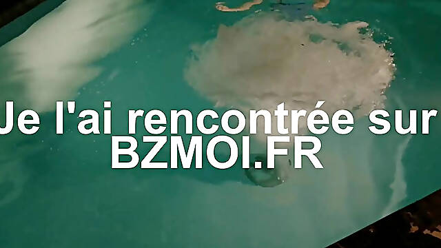 Un couple amateur fait l amour a la piscine a l exterieur