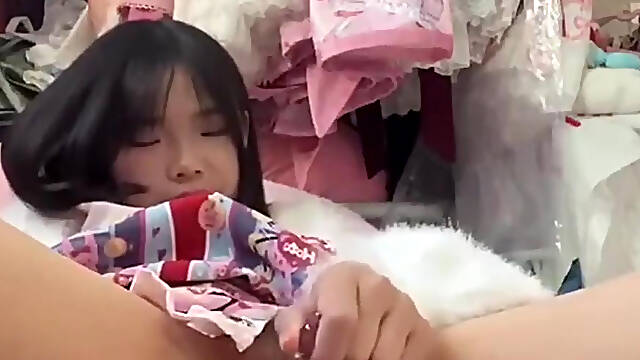 Masturbating chinese cosplayer
