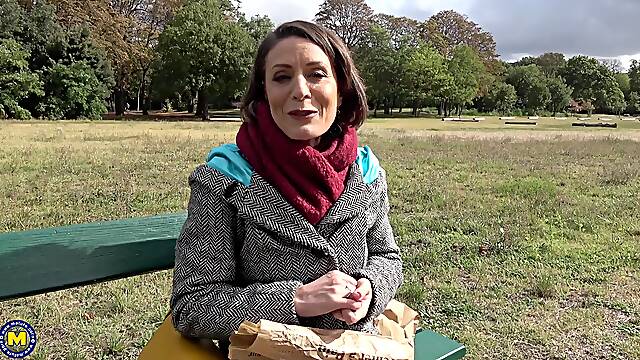 Sous Les Jupe De Maman, Mature En Jupe Et Bas