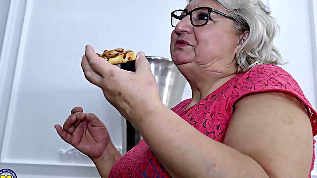 Mamie Jouit Fort, Mamie Mini Jupe, Mature Lunettes Sperme
