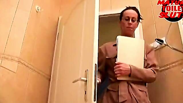 Toilette Baisée, Elle Se Fait Pisser Dessus, Se Faire Pisser Dessus