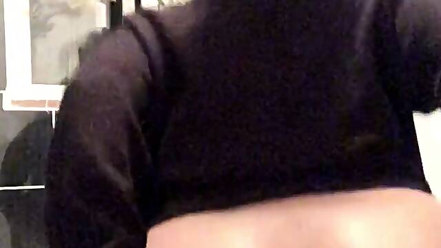 Close up amateur beauty uses her toy to masturbates