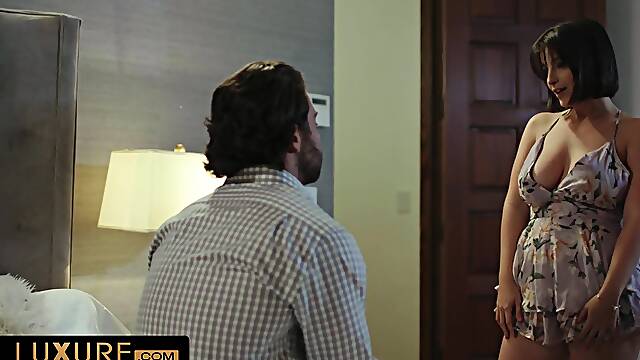 Lasirena69, the busty wife