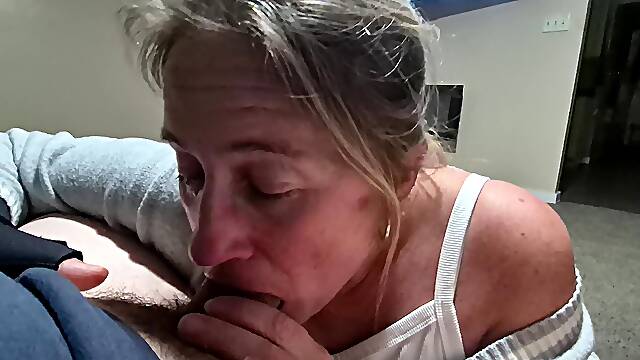 Thanksgiving dinner guests share a steamy mature pussy stuffing and oral session