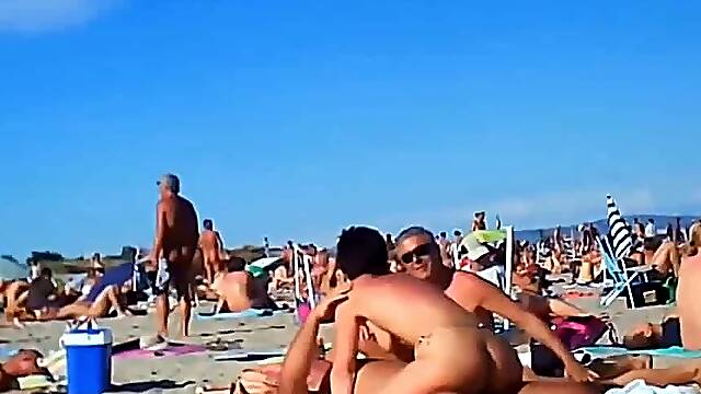 Couple echangiste baise a la plage