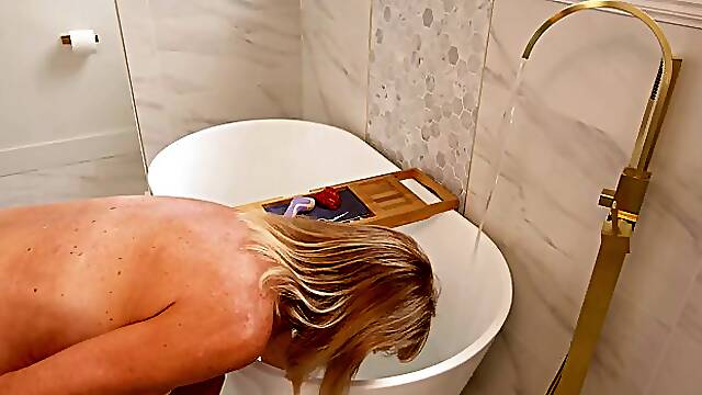 Mature blonde mom taking bath and shaving pussy