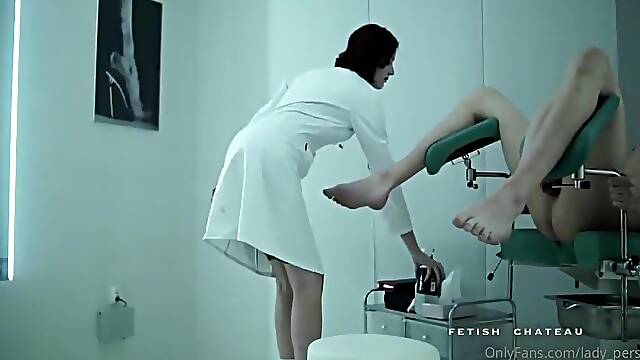 Fisting Anal Allemande, Deux Maitresse, Exam Medical De Bite