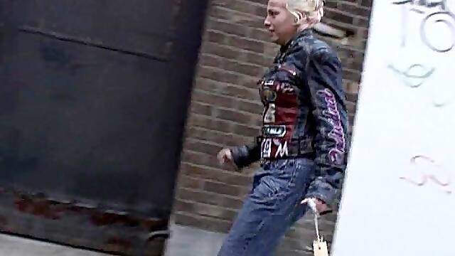 Punk blonde sucks cock at the gloryhole and he cums on her