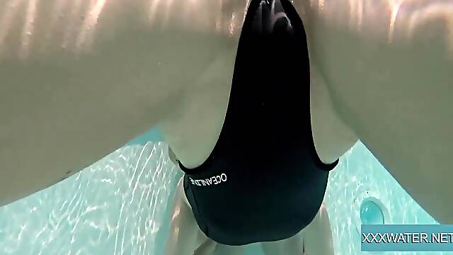 Tout Dans La Gorge, Pipe Sous L Eau, Orgasme En Publique