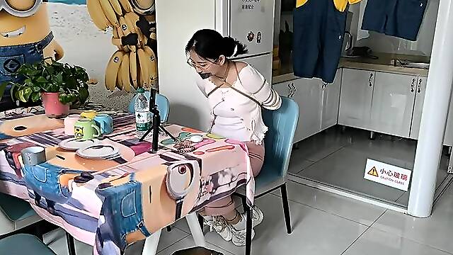 The Chinese-style binding and mouth blocking for the girl with eyes ?Chinese Model)