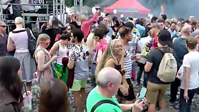 Devant Les Gens, Exterieur Parc, Au Parc Public