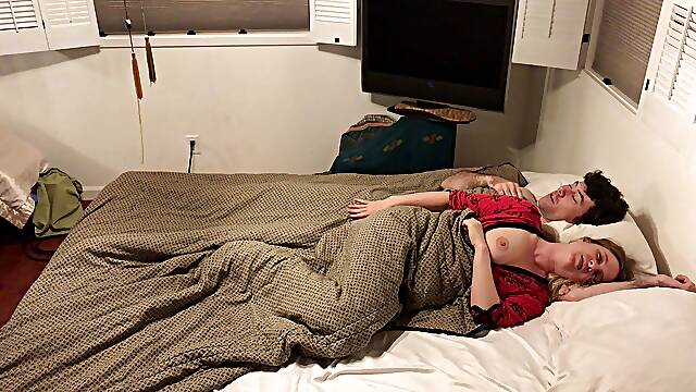 Sperme Dans Sa Propre Bouche, Belle Mère Partage Le Lit