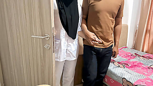 Take Nurse's Girlfriend to Stop by the Hotel After Work