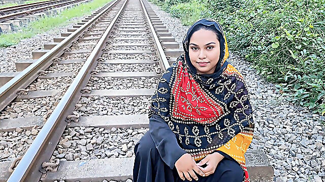 Train Line Par Mili Ladki Ko Ghar Lakr Chuda - Bengali Girl Video XXX Fucking